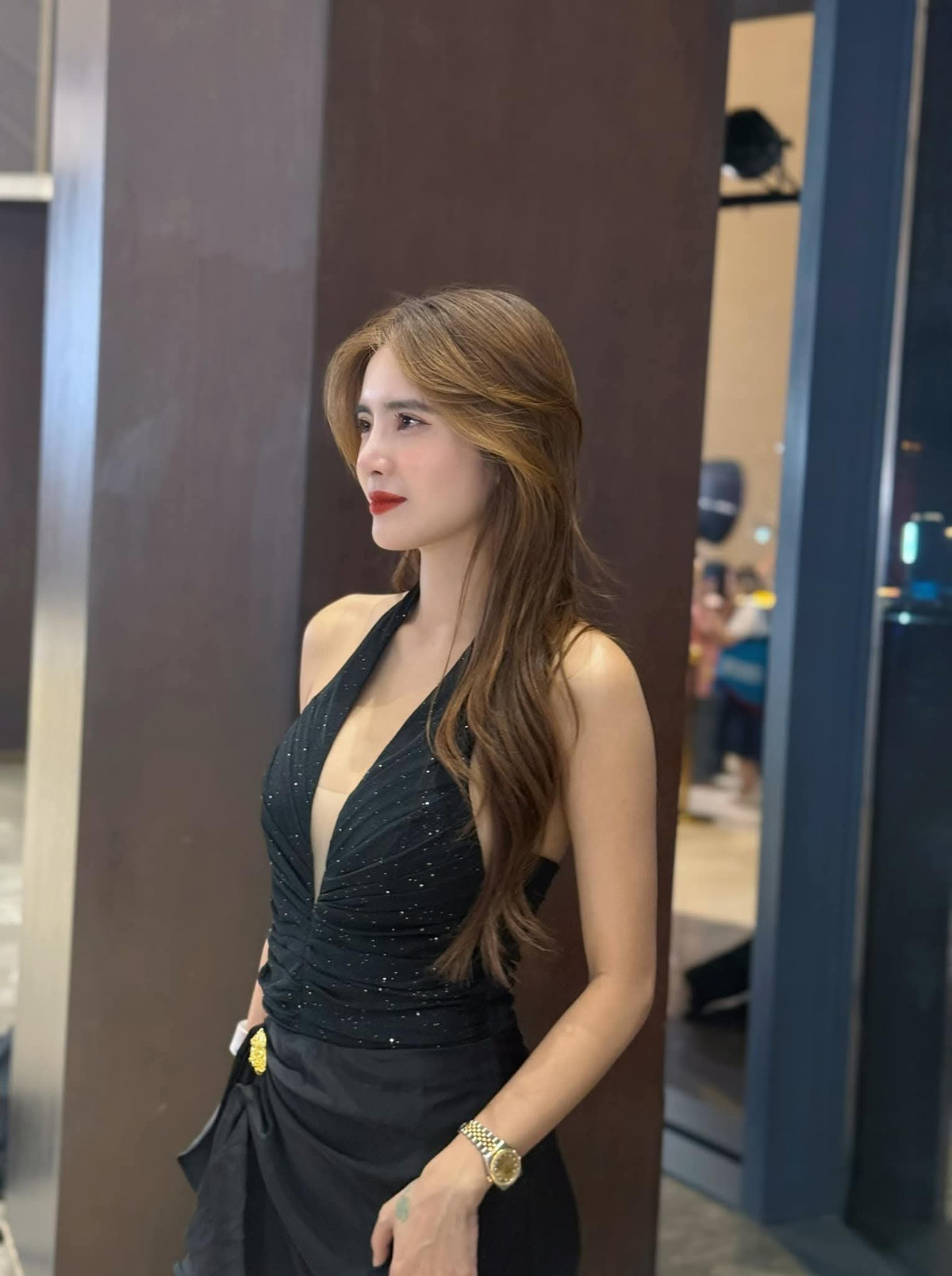 Như mọi lần xuất hiện, Khánh Chi chuẩn bị khá kĩ càng và nhan sắc của cô nàng được khen "đỉnh nóc, kịch trần bay phất phới".