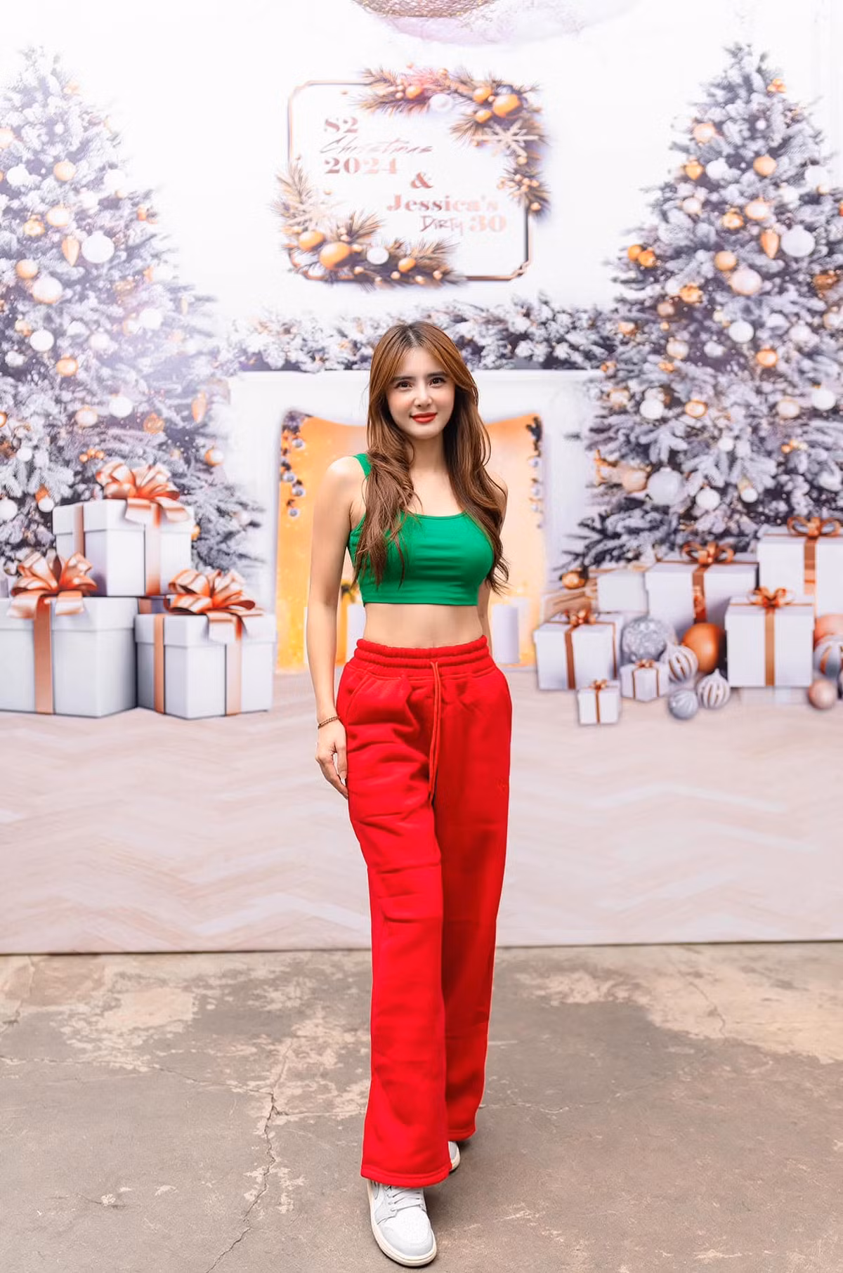 Lê Khánh Chi cũng có mối quan hệ rất tốt với vợ của Công Vinh là ca sĩ Thủy Tiên. Cô từng chia sẻ coi chị dâu như chị gái ruột.