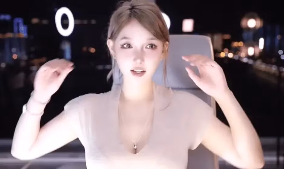 Trong lúc giao lưu với người hâm mộ, Mina thừa nhận đã uống một ít rượu và xuất hiện với gương mặt đỏ bừng, rõ ràng hot girl này đang hơi chếnh choáng.