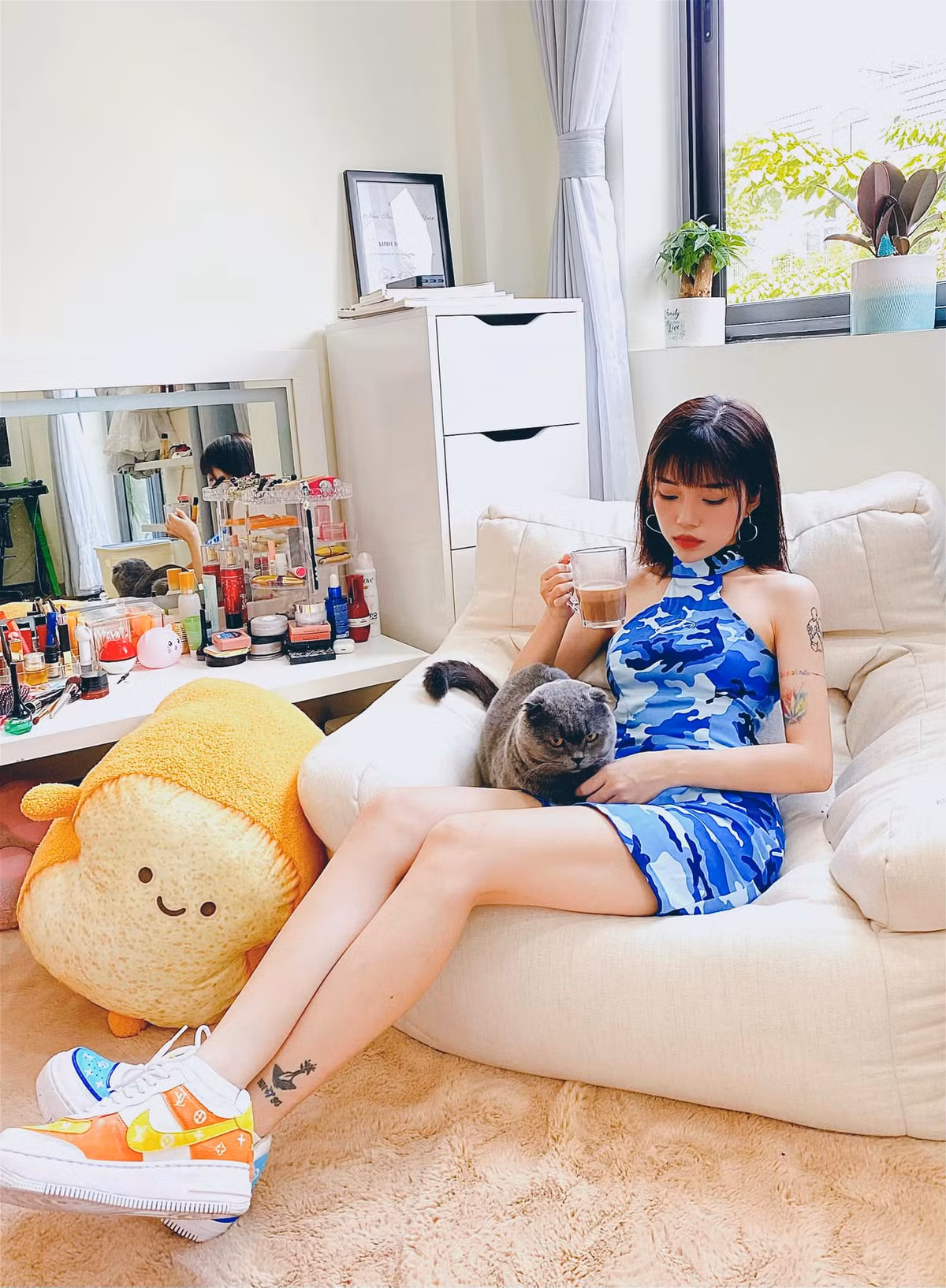 Thậm chí, nhiều người còn cho rằng dù đứng cạnh một mỹ nữ thực thụ của showbiz Việt, Linh Ngọc Đàm không hề kém cạnh bởi nhan sắc của nữ streamer cũng không phải dạng vừa.