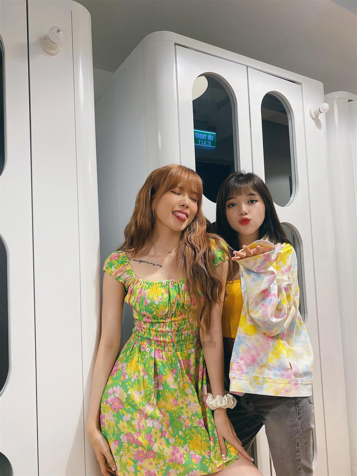  Thiều Bảo Trâm và Linh Ngọc Đàm là một trong những gương mặt nổi trội trong dàn mỹ nhân Việt. Mới đây, 2 cô nàng bất ngờ xuất hiện chung khung hình khiến dân tình không khỏi mê mệt về nhan sắc của cả hai.