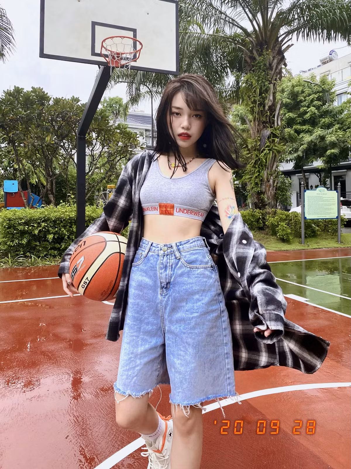 Ngoài việc của công ty, Linh Ngọc Đàm cũng đảm nhiệm vai trò "bà chủ" với quán cafe dành cho những tín đồ yêu mèo có tên Katholic.