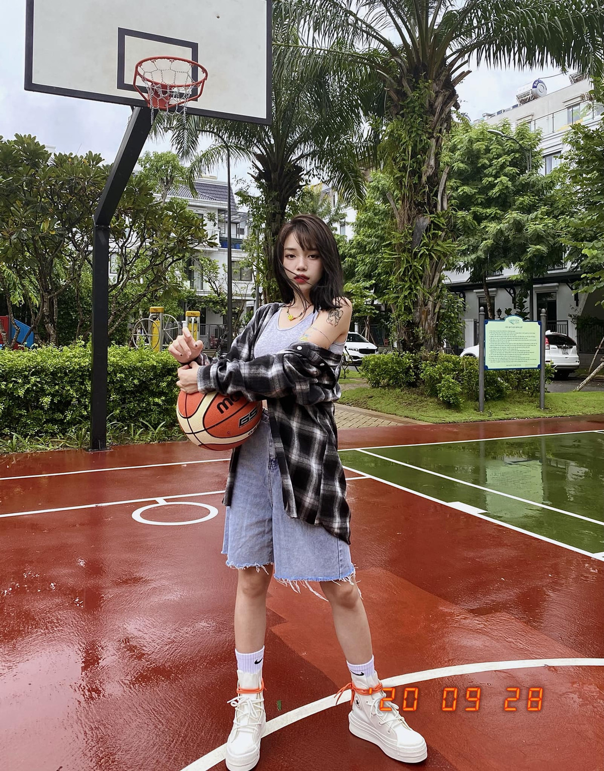 Ngoài vai trò streamer, Linh Ngọc Đàm cùng ê-kip sản xuất đều đặn các talkshow với các nhân vật nổi tiếng trên kênh Youtube cá nhân.