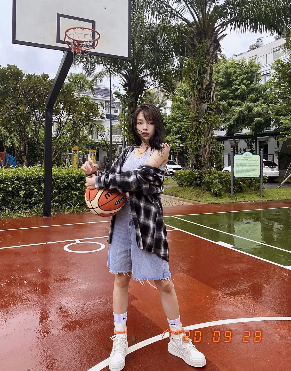 Ngoài vai trò streamer, Linh Ngọc Đàm cùng ê-kip sản xuất đều đặn các talkshow với các nhân vật nổi tiếng trên kênh Youtube cá nhân.