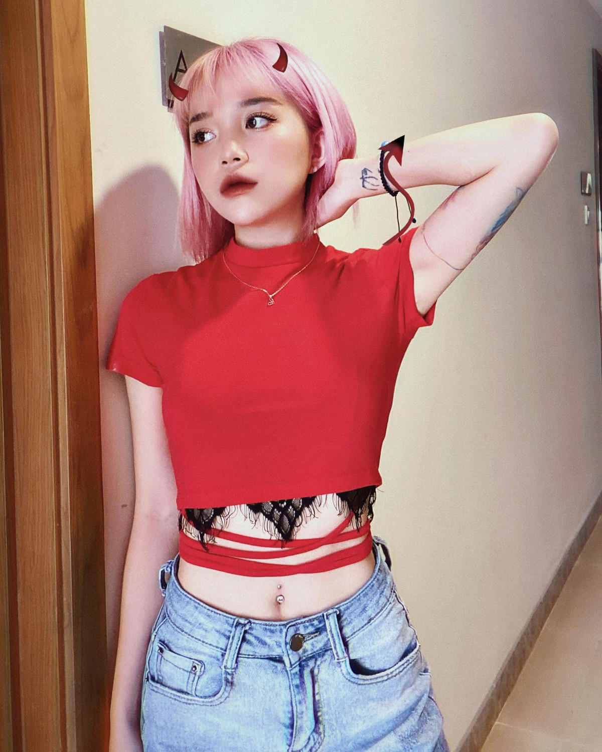 Với quán cafe của mình, Linh Ngọc Đàm không chỉ phục vụ cafe mà cô nàng còn biến nó trở thành nơi nuôi dưỡng những "người bạn 4 chân" gặp hoàn cảnh cơ nhỡ.