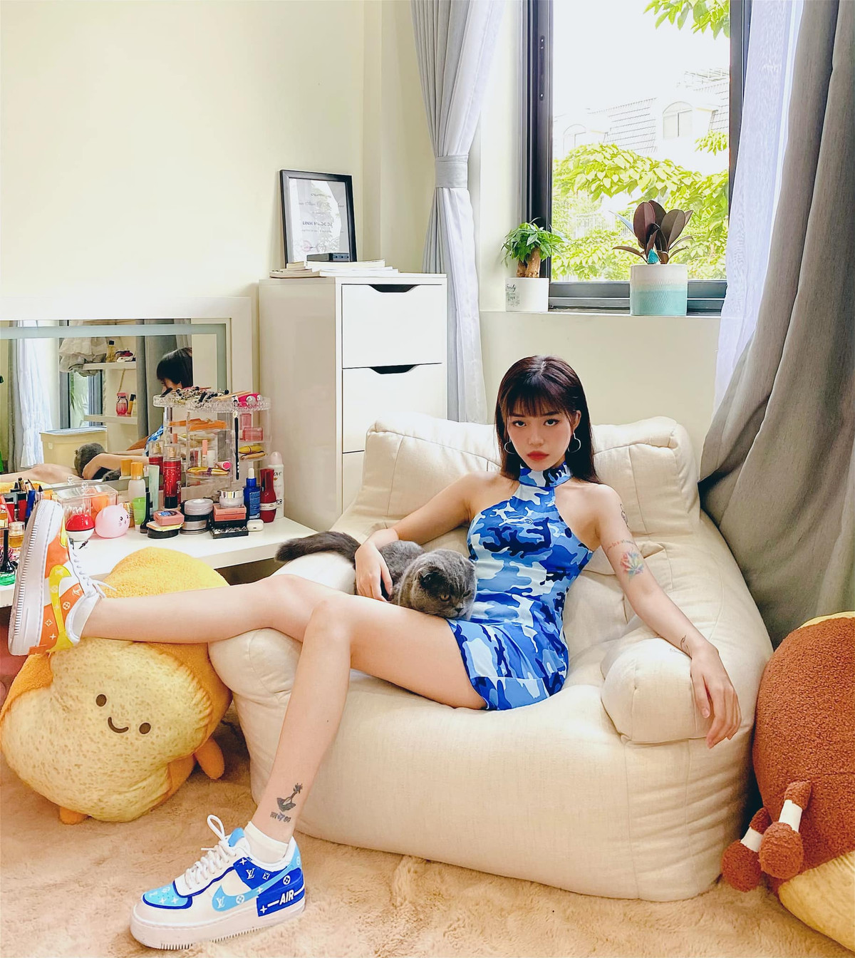 Dưới phần bình luận bức ảnh chụp chung với Thiều Bảo Trâm, các fan của nữ streamer họ Đàm dành vô vàn lời khen cho nhan sắc của cả hai.