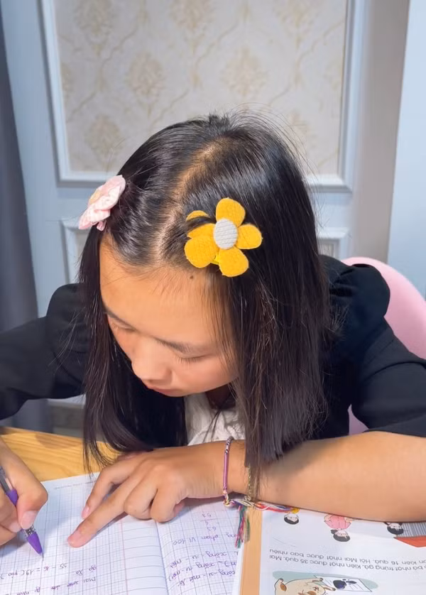 Mới đây, trên trang Facebook của mình, Dua đã đăng tải đoạn video ghi lại cảnh bản thân đang chăm chỉ học tập kèm theo dòng trạng thái: “Sau tất cả, hoàn thiện mình mới là con đường tốt nhất cho em”.