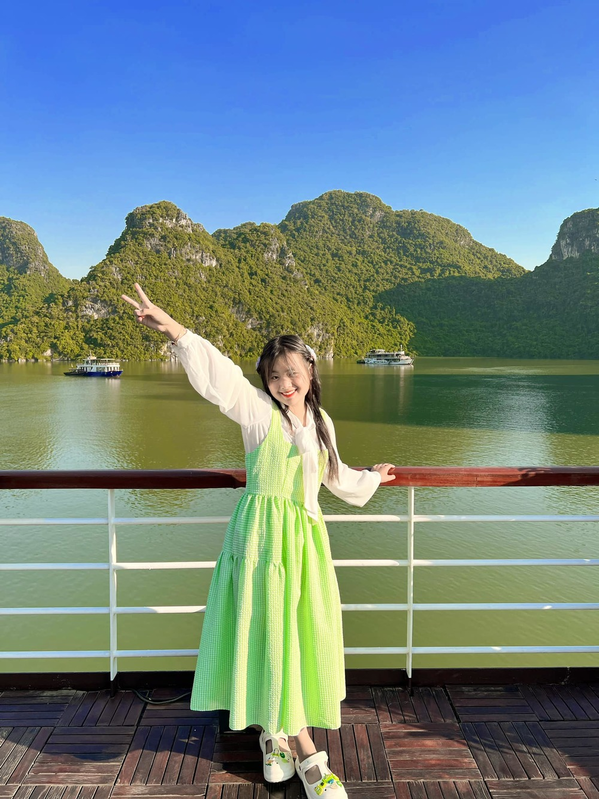 Thời gian qua, cô bé Phúng Phính (tên thật là Mua Thị Dua) bất ngờ nổi tiếng khắp các trang mạng xã hội khi xuất hiện trong một đoạn clip của du khách tại Hà Giang. Sau khi được nhiều người biết đến, cô bé bán vòng hoa được tạo cơ hội lên thành phố để làm mẫu ảnh độc quyền.