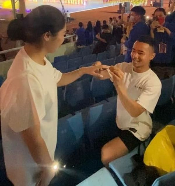 Có thể nói Lễ khai mạc SEA Games 31 là một sự kiện vô cùng trọng đại, sau 19 năm mới có một lần. Chớp lấy thời điểm "ngàn năm có một" này, hôm qua một chàng trai đã gây bất ngờ khi cầu hôn người yêu ngay tại hàng ghế khán giả, trước sự chứng kiến của hàng nghìn người.