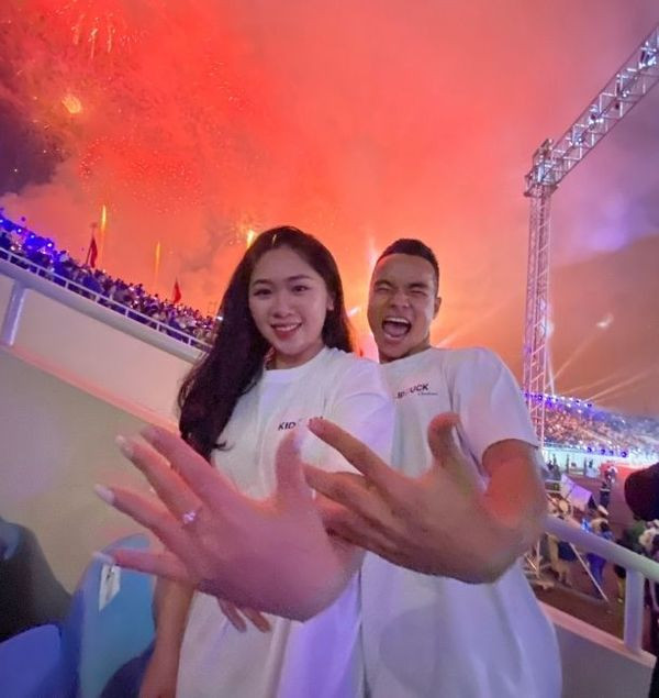 Hành động bất thình lình của bạn trai có vẻ đã khiến cô gái rất ngạc nhiên. Nhưng rồi sau đó cô cũng "say yes" bằng hành động đưa tay để chàng trai trao nhẫn.