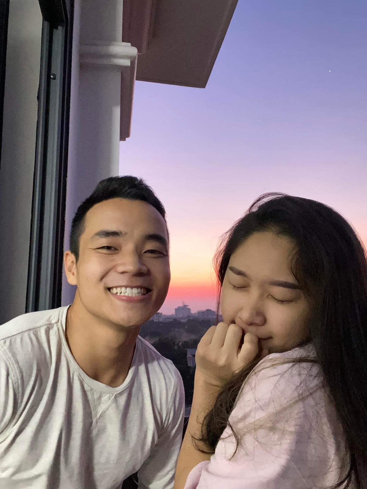 Ngọc Tiến chia sẻ: "Khi được bạn tặng cho cặp vé, mình mới nảy ra ý tưởng cầu hôn. Cả hai chúng mình đều có dự định kết hôn vào một thời gian khác trong tương lai. Do đó, việc này xảy ra là một bất ngờ đối với cả hai đứa mình".