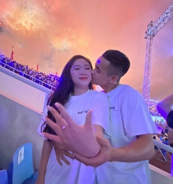 Màn tỏ tình diễn ra trước sự chứng kiến của đông đảo bạn bè trong nước lẫn quốc tế. Ai nấy cũng trầm trồ, ngưỡng mộ, dùng điện thoại giúp cặp đôi ghi lại khoảnh khắc hạnh phúc.