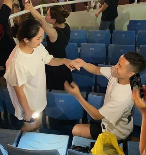 Hình ảnh ghi lại, trong lúc pháo hoa nổ lên để khai mạc Sea Games 31 thì cũng là lúc thanh niên này cầu hôn cô gái. Nam thanh niên còn trao cho đối phương một chiếc nhẫn.