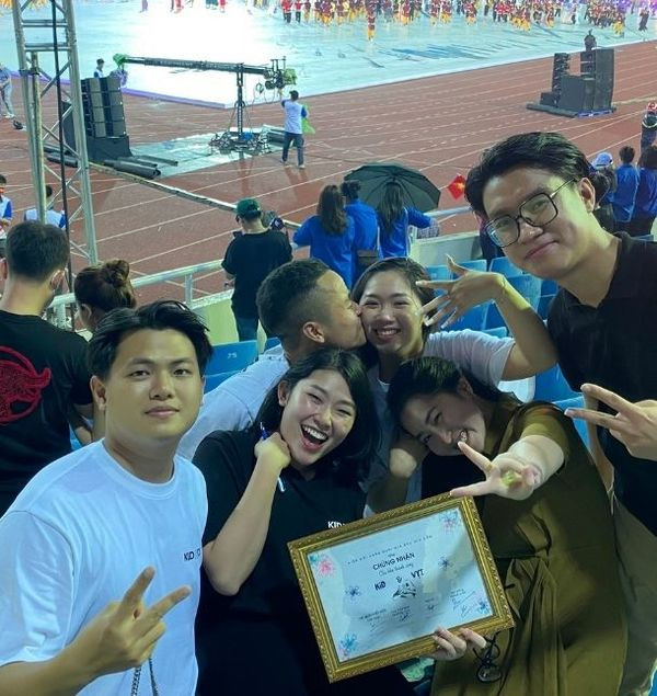 Ngoài những lời chúc mừng, dân tình còn dành điểm 10 cho nước đi cực khôn ngoan của chàng trai. Bởi lẽ khung cảnh tại sân vận động Mỹ Đình tối qua dù có tiền cũng chưa chắc đã mua được.