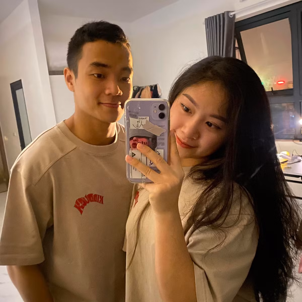 Được biết, cặp đôi hạnh phúc trong câu chuyện này chính là Nguyễn Ngọc Tiến (24 tuổi) và Lương Hải Bảo Ly (23 tuổi). Màn cầu hôn của hai bạn trẻ do Ngọc Tiến lên kế hoạch và tiến hành với sự cổ vũ của một vài người thân và bạn bè.