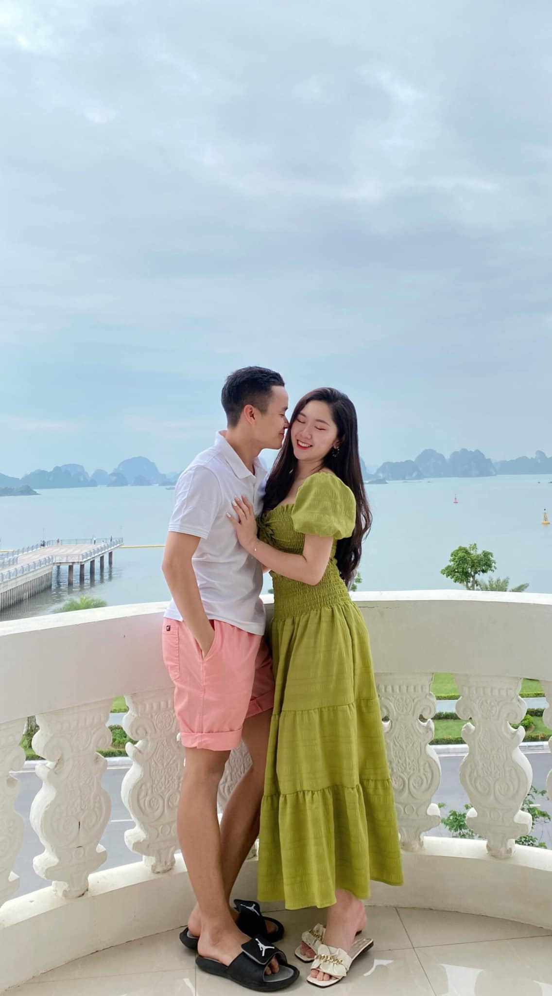 Một số người bình luận như sau: "Âm thanh, ánh sáng sống động, bạn bè trong nước quốc tế có cả, lại thêm màn pháo hoa tưng con nhà bà bừng nữa thì tuyệt vời quá đi." hay "Tỏ tình thế này không mất tiền địa điểm, chuẩn bị trang trí. Đỉnh quá chàng trai"...