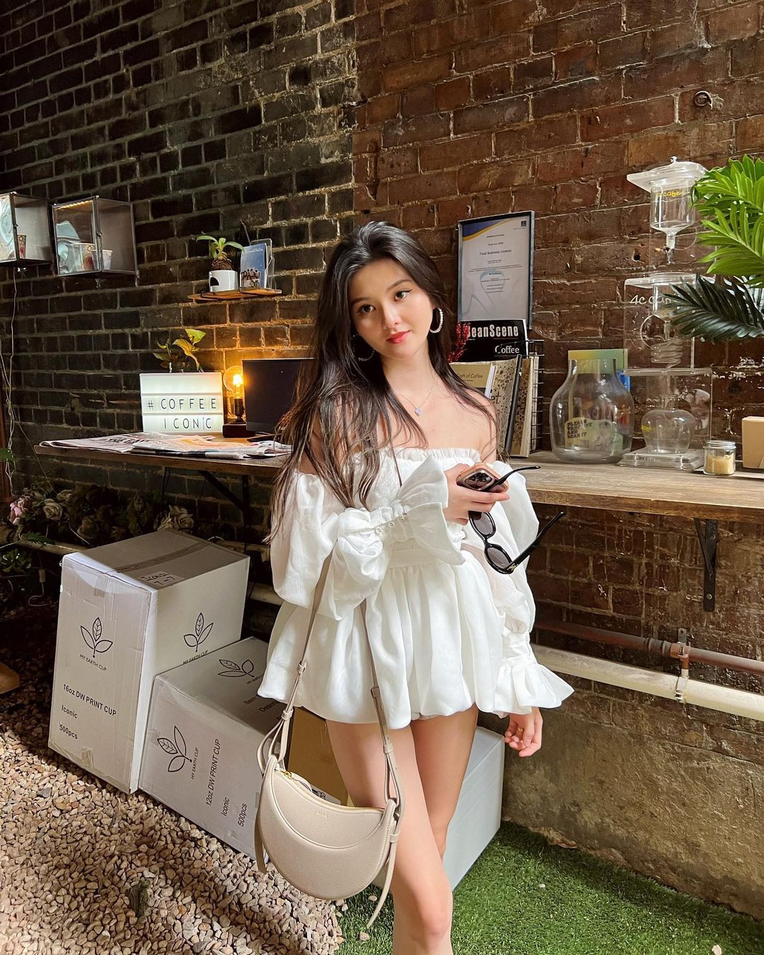 Chia sẻ với ET Today, Trinity cho biết, cô đã học được rất nhiều bí quyết dưỡng da từ mẹ. Theo đó, cô chú trọng nhất là dưỡng da ở vùng mắt và cổ để đảm bảo chúng cũng được săn chắc và mịn màng như da mặt.