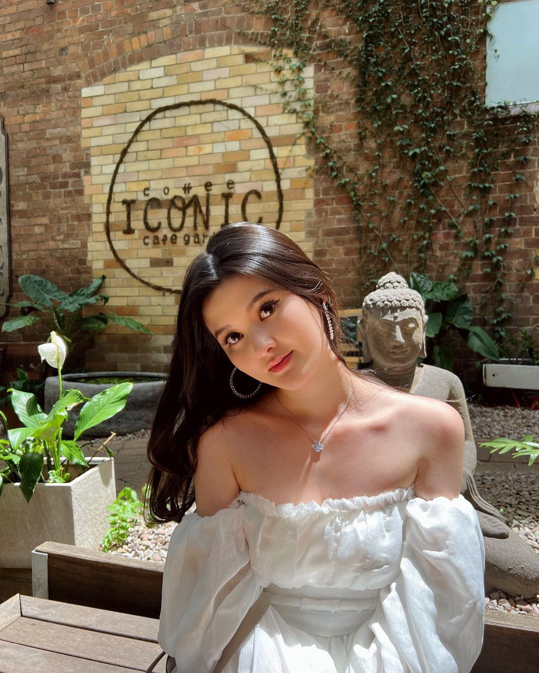 Trinity không có nhiều sản phẩm làm đẹp, chỉ có những thứ thiết yếu - nước hoa hồng, huyết thanh, kem mắt và kem dưỡng ẩm.