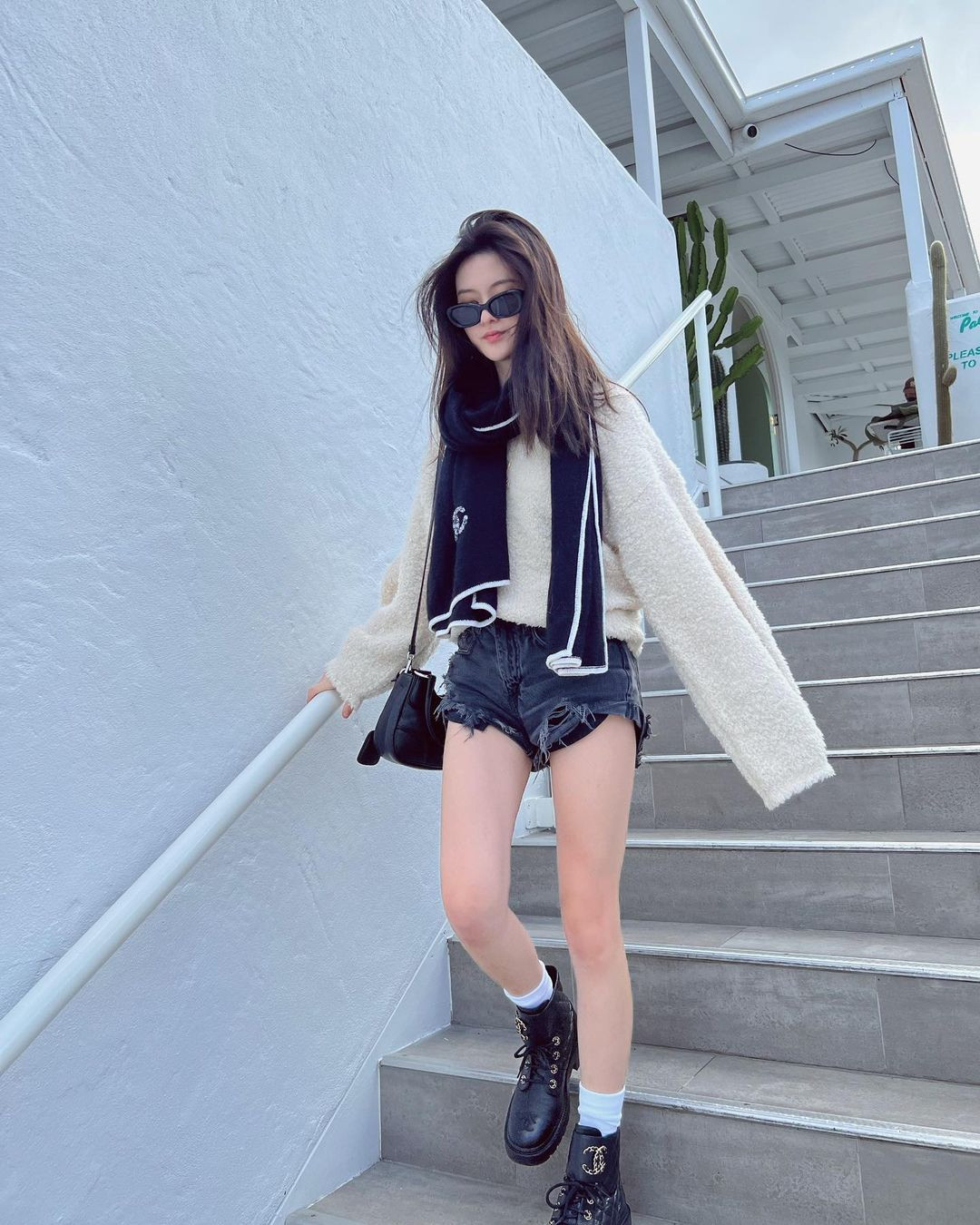 Đầu năm 2020, khi tập đoàn Breeze tổ chức sự kiện, Trinity mới lần đầu được xuất hiện trước công chúng. Cô nhận được nhiều lời khen ngợi vì gương mặt xinh xắn, đường nét hài hòa, thanh tú cùng chiều cao gần 1m70.