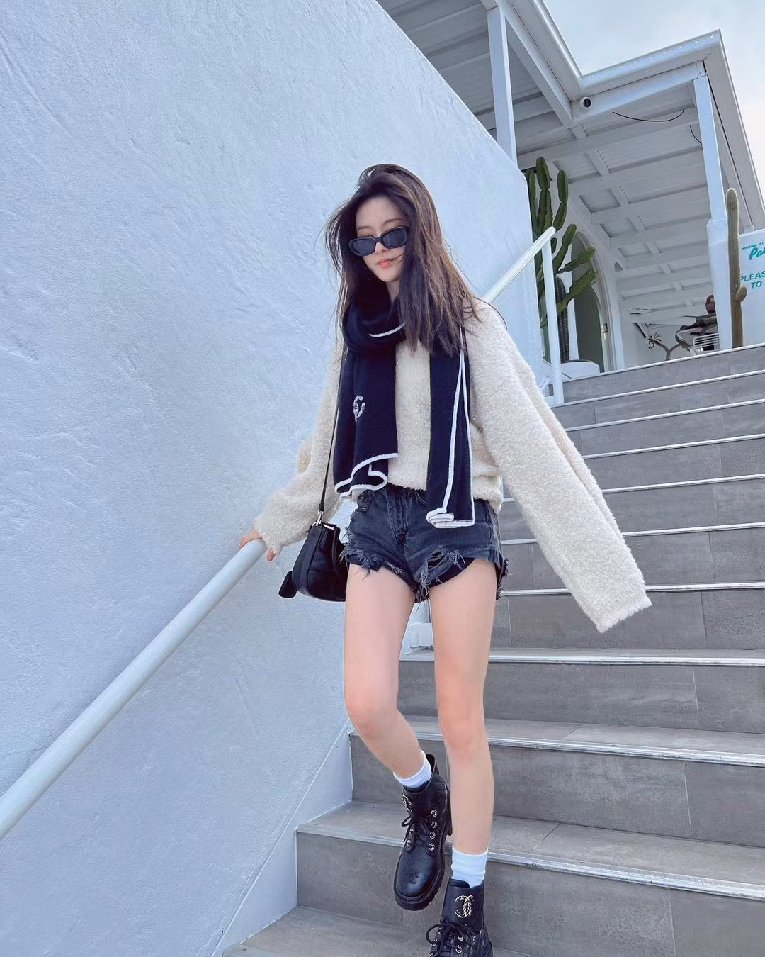 Đầu năm 2020, khi tập đoàn Breeze tổ chức sự kiện, Trinity mới lần đầu được xuất hiện trước công chúng. Cô nhận được nhiều lời khen ngợi vì gương mặt xinh xắn, đường nét hài hòa, thanh tú cùng chiều cao gần 1m70.