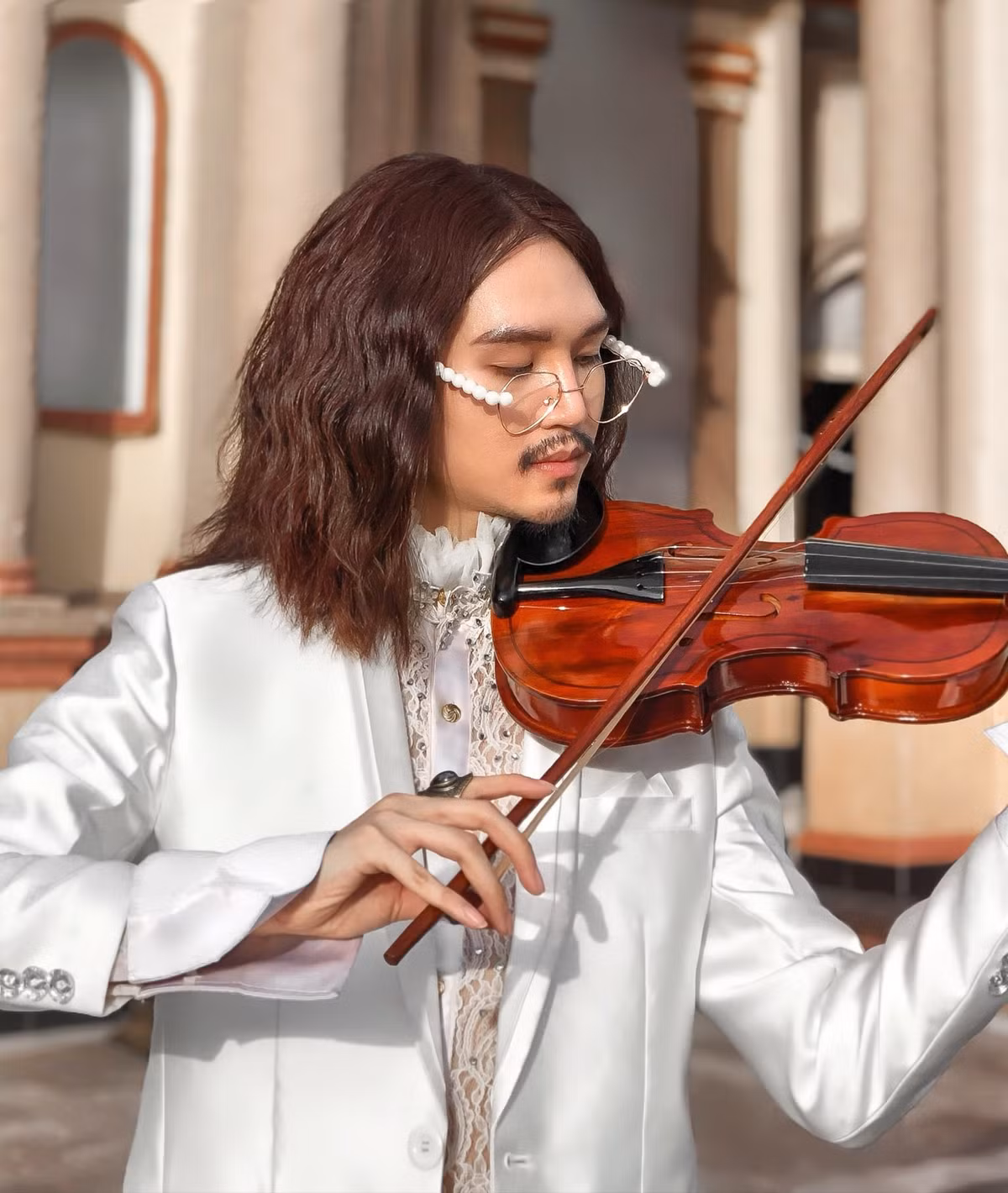 Bên cạnh đó, cộng đồng mạng kêu gọi tẩy chay người này vì tạo ra những video mang nội dung tiêu cực, độc hại, gây thù ghét, nhiều lần vướng tranh cãi vì đụng chạm đến vấn đề văn hóa, tín ngưỡng, chính trị.