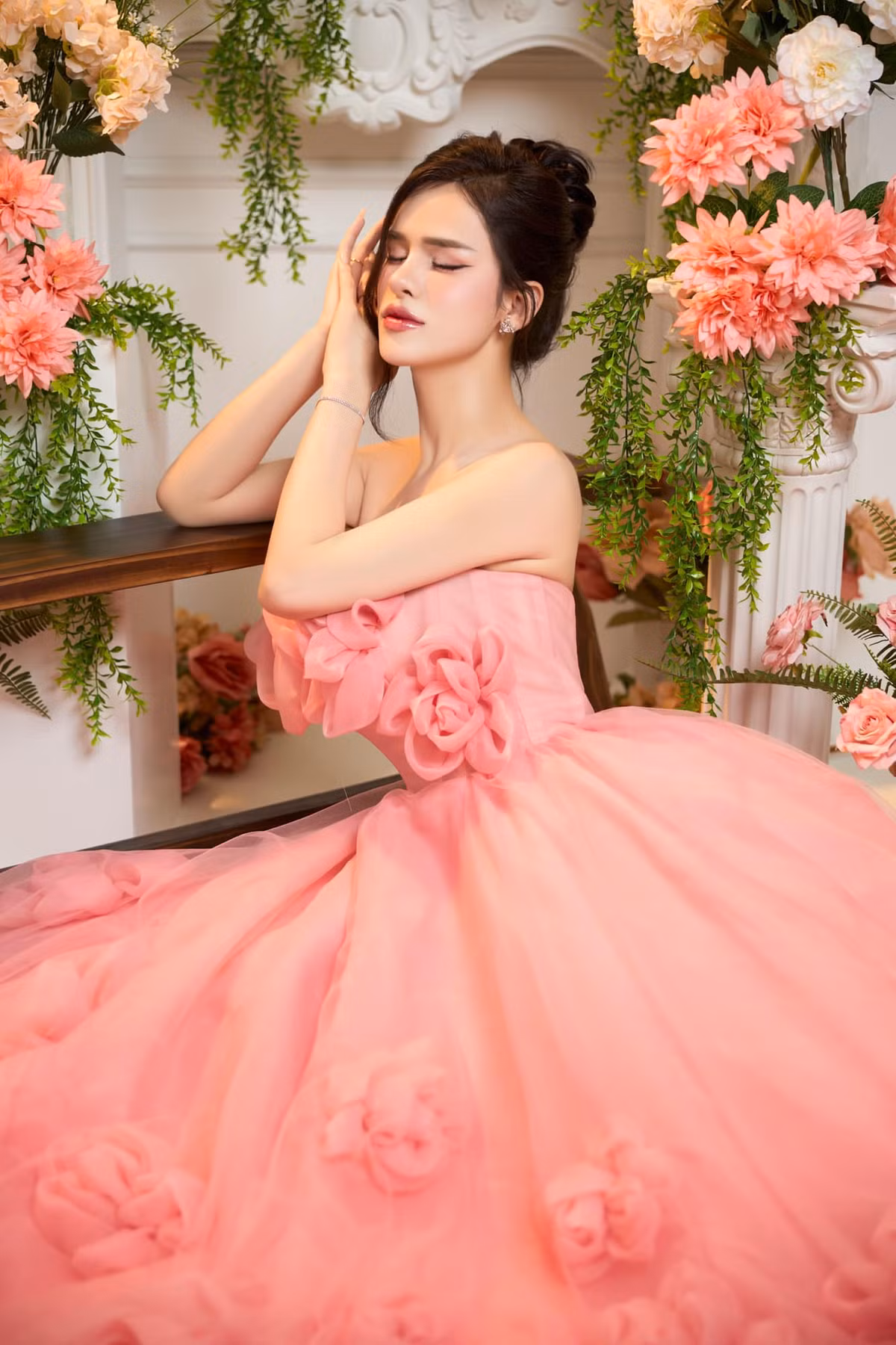 Có thể thấy, Mẫn Nhi đã trở nên cực kỳ xinh đẹp và quyến rũ sau khi phẫu thuật thẩm mỹ.