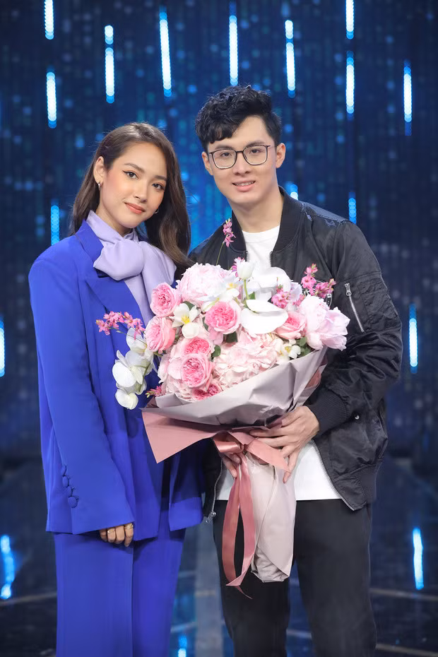 Sau khi tích cực tham gia game show như Vì Yêu Mà Đến, Nhanh Như Chớp hay Người Ấy Là Ai cái tên Cara Phương mới hot trở lại nhờ vào mối tình như mơ với chàng streamer điển trai Noway.