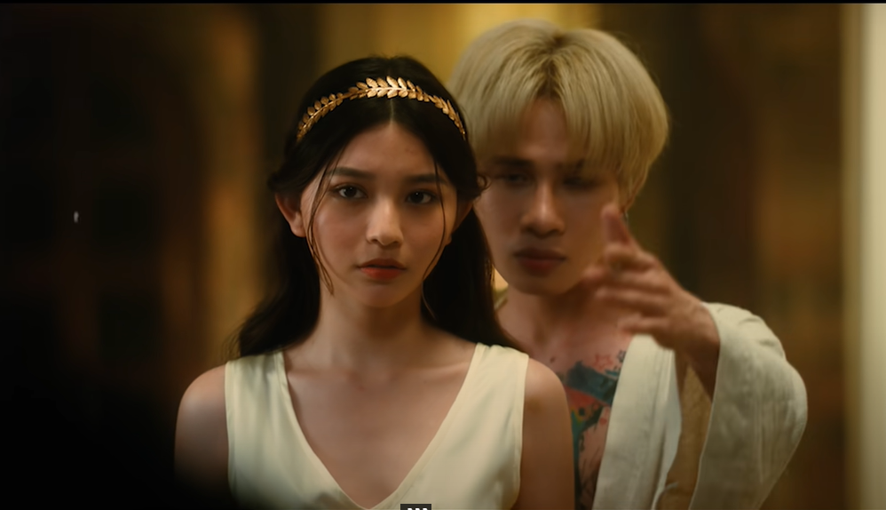 Bâu Krysie (tên thật Nguyễn Ngọc Phương Vy) là gương mặt hot girl Instagram quen thuộc với các bạn trẻ. Cách đây chưa lâu, cô nàng này bất ngờ bước chân vào con đường đóng MV khi xuất hiện trong bản hit Lay La Lay của nam ca sĩ Jack.