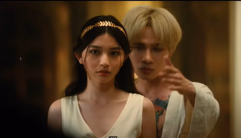 Bâu Krysie (tên thật Nguyễn Ngọc Phương Vy) là gương mặt hot girl Instagram quen thuộc với các bạn trẻ. Cách đây chưa lâu, cô nàng này bất ngờ bước chân vào con đường đóng MV khi xuất hiện trong bản hit Lay La Lay của nam ca sĩ Jack.