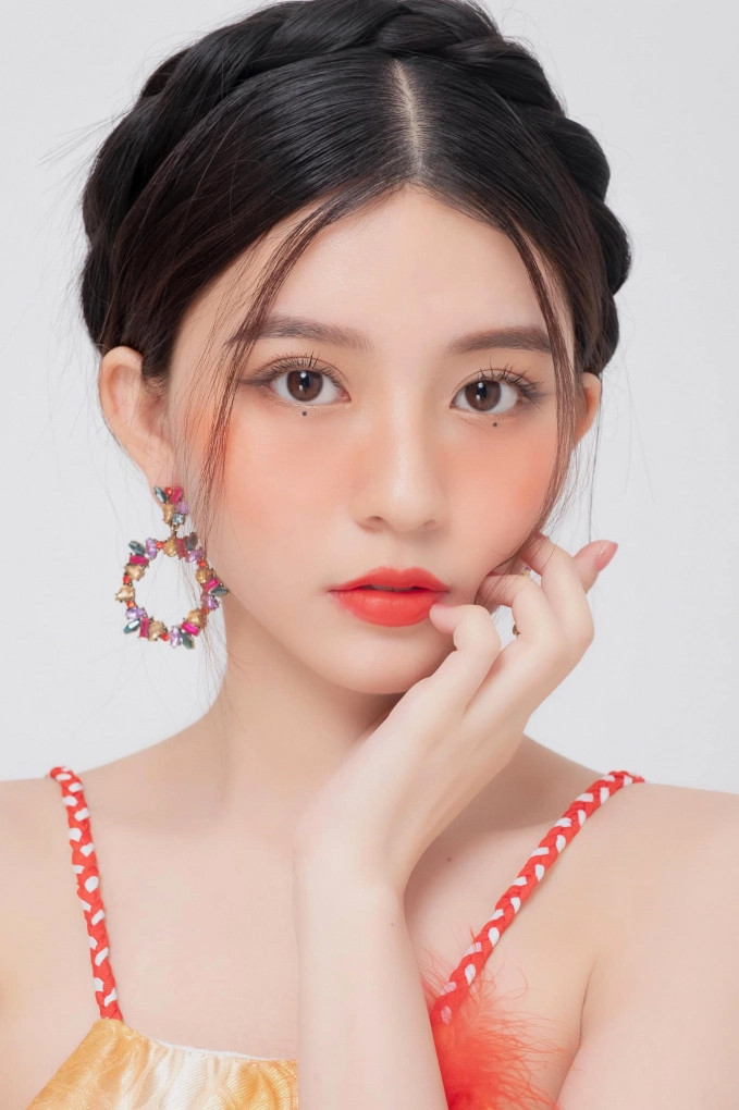 Dù chưa có nhiều kinh nghiệm diễn xuất nhưng gương mặt xinh xắn tựa thiên thần và biểu cảm đa dạng, đặc sắc của Bâu được nhiều khán giả đánh giá cao.