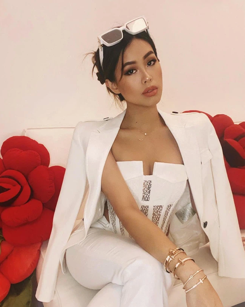 Đặc biệt, mọi người còn phải trầm trồ lên xuống trước thần thái sang chảnh cùng khí chất không lẫn vào đâu được của Tiên Nguyễn.