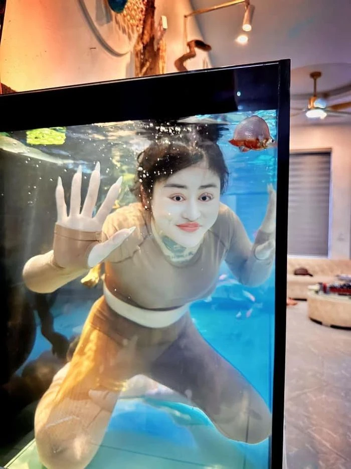 Thậm chí, nhiều người chia sẻ rằng hình ảnh cô gái lóp ngóp dưới hồ trông rất tội nghiệp. Chưa rõ thực hư ra sao, dân mạng hiện đặt thắc mắc cô gái này liệu có đang bị nhóm thanh niên này lợi dụng để câu view hay không.