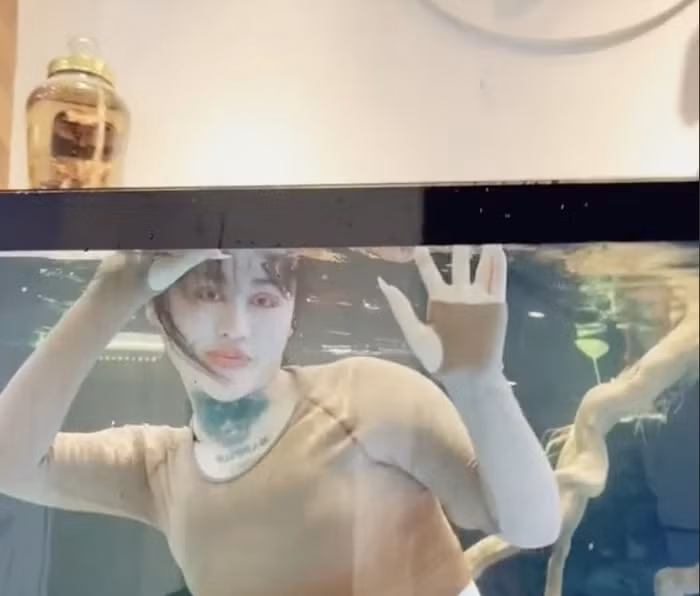 Có nhiều ý kiến trái chiều đã được đưa ra sau nhưng clip của hot girl TikTok trên. Nhiều người đã chỉ trích gay gắt thanh niên xem cơ thể phụ nữ là trò tiêu khiển.