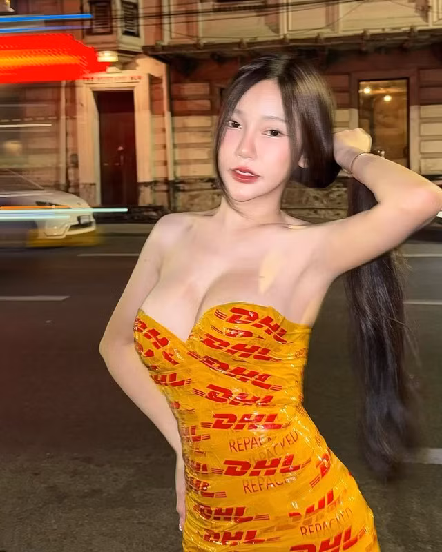 Theo đó, Natpaphat quấn băng keo quanh cơ thể, làm tôn lên vẻ đẹp quyến rũ, nóng bỏng của mình.