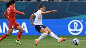 Sophia Smith sinh ngày 10-8-2000, thi đấu cho Portland Thorns FC tại giải VĐQG Mỹ và khoác áo ĐQTG Mỹ từ năm 2017, sau khi lập kỷ lục ghi 9 bàn trong 6 trận liên tiếp trong màu áo đội U17 Mỹ.