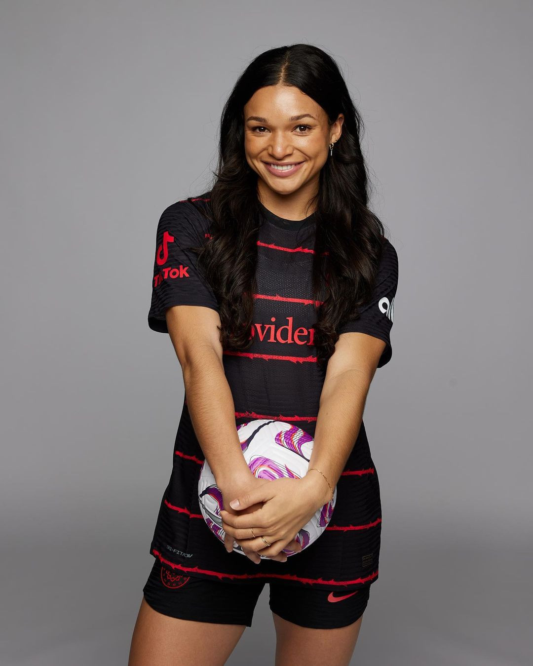 Sophia Smith sau đó chia sẻ khoảnh khắc nhận cúp từ người cha của mình lên mạng xã hội, đồng thời cho biết cô đã không phát hiện ra sự có mặt của ông Kenny trên khán đài trong suốt trận đấu, nên khi nhận cúp vinh danh Cầu thủ xuất sắc nhất trận từ chính tay cha mình là một khoảnh khắc tuyệt vời.