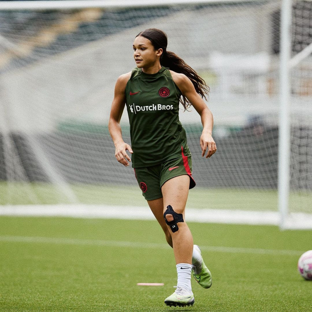 "Cảm ơn bố. Con đã thực sự nhìn lên khán đài tìm bố nhưng chỉ thấy người khác", tiền đạo 22 tuổi của đội tuyển Mỹ nói trong niềm sung sướng tột độ. Đáp lại, ông Kenny cũng chúc mừng con gái của mình: "Bố thật tự hào về con".