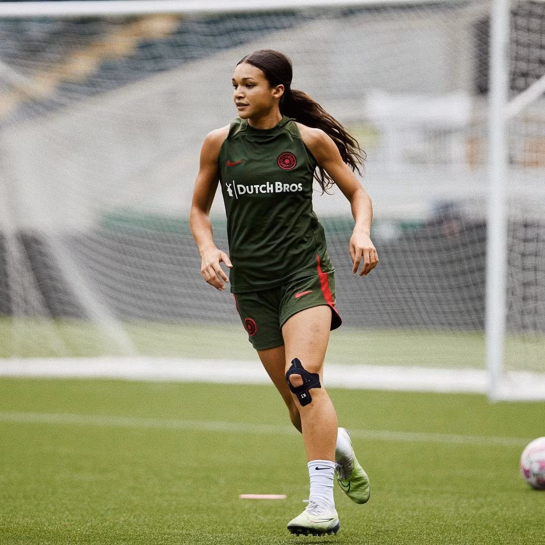 "Cảm ơn bố. Con đã thực sự nhìn lên khán đài tìm bố nhưng chỉ thấy người khác", tiền đạo 22 tuổi của đội tuyển Mỹ nói trong niềm sung sướng tột độ. Đáp lại, ông Kenny cũng chúc mừng con gái của mình: "Bố thật tự hào về con".