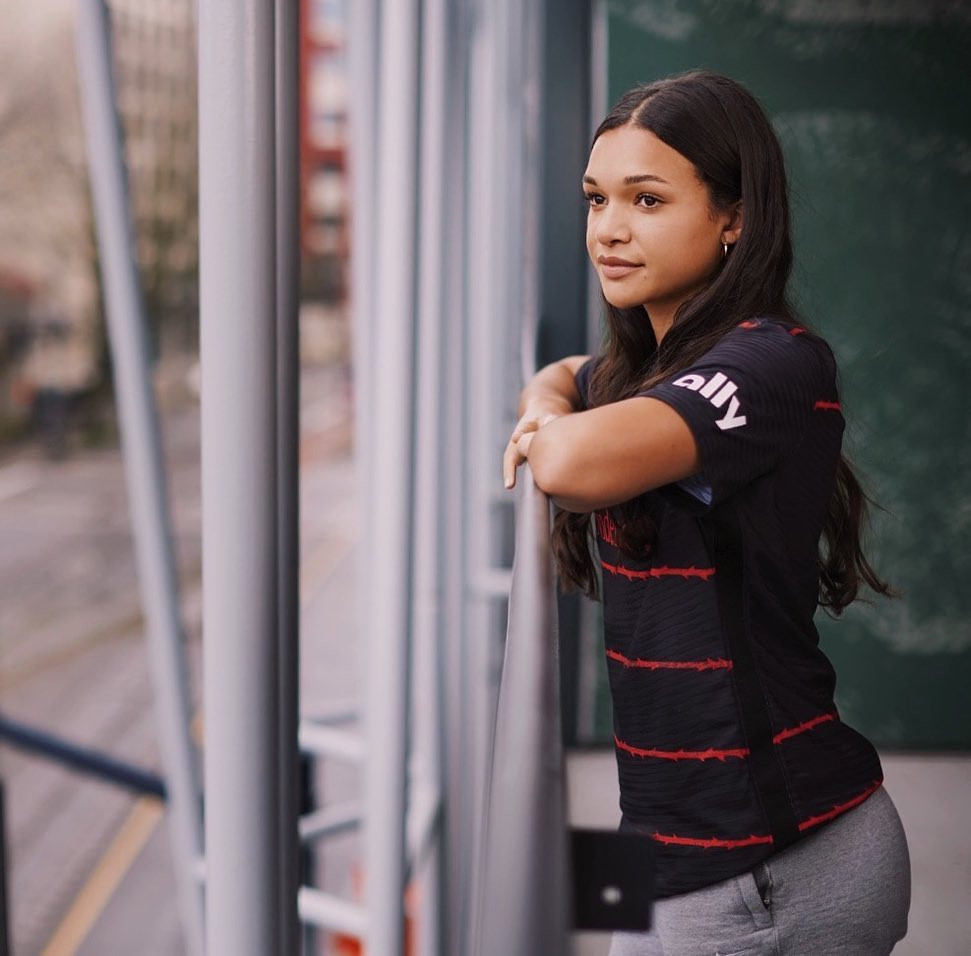 Theo thống kê của ESPN, Sophia Smith đã trở thành cầu thủ tuyển nữ Mỹ trẻ thứ hai với thành tích ghi hai bàn trong một trận đấu ở World Cup.