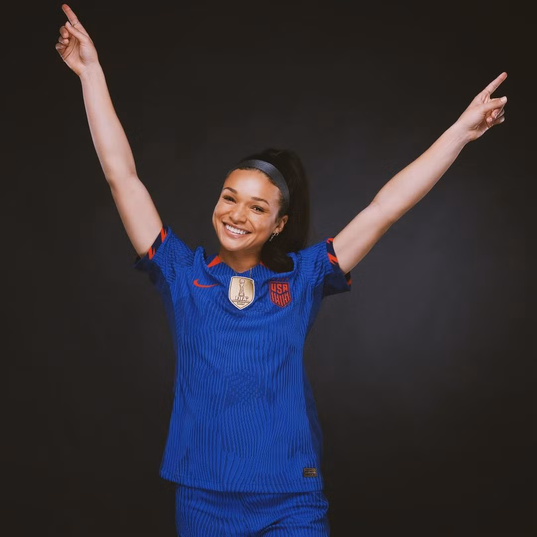 Đáng chú ý, người trao giải Cầu thủ xuất sắc nhất trận cho Sophia Smith sau trận đấu cũng chính là cha cô, ông Kenny Smith.