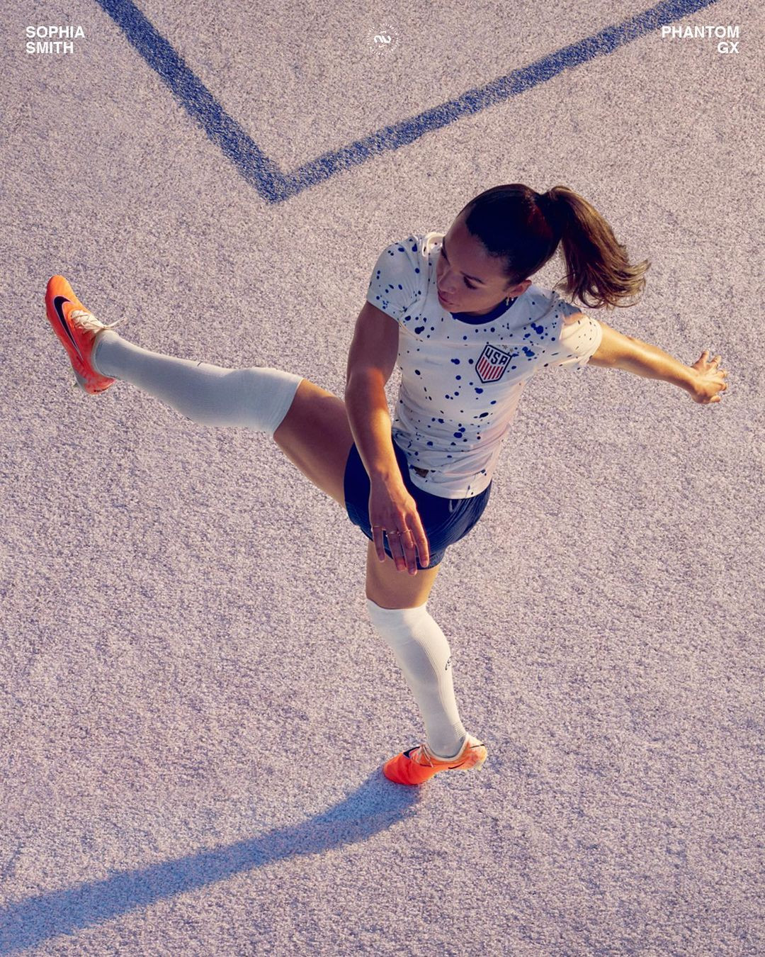 Phát hiện ra "nhân vật đặc biệt" trao giải cho mình, Sophia Smith cảm thấy xúc động và nở nụ cười hết cỡ khi nhận lấy phần thưởng.