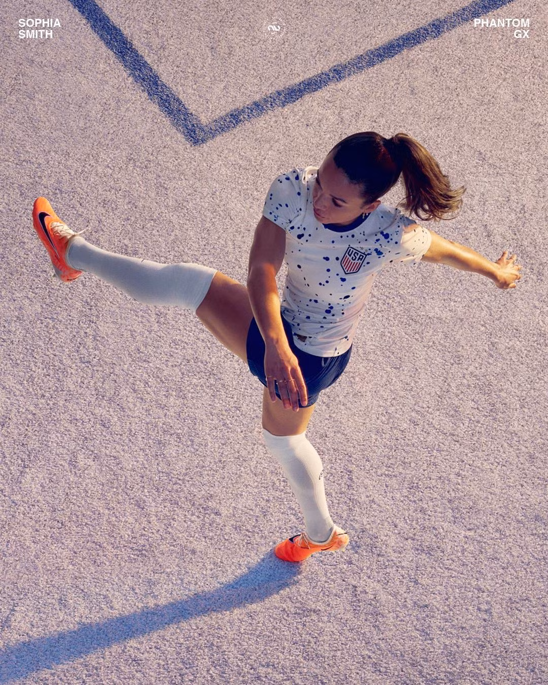 Phát hiện ra "nhân vật đặc biệt" trao giải cho mình, Sophia Smith cảm thấy xúc động và nở nụ cười hết cỡ khi nhận lấy phần thưởng.