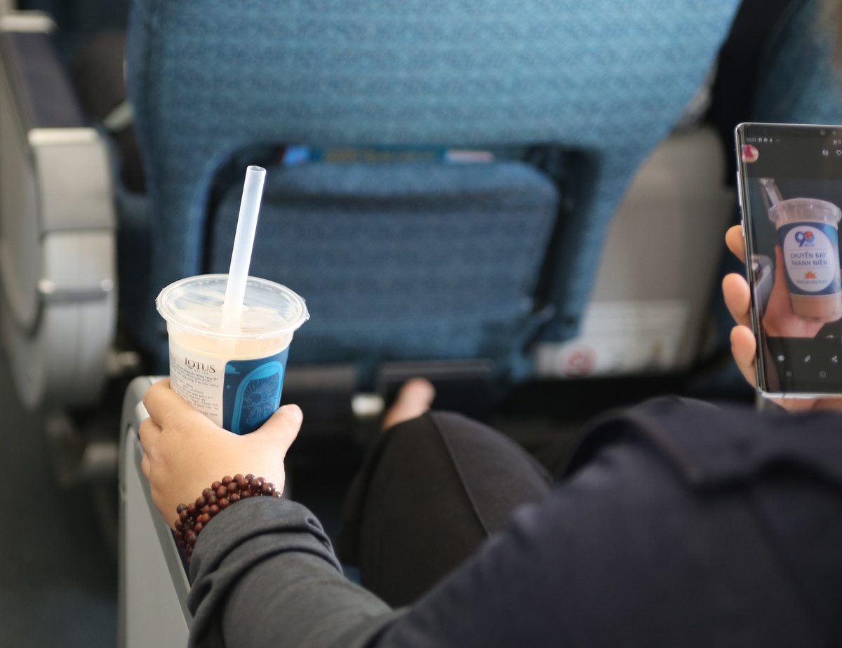 Không ít khách hàng trên chuyến bay thanh niên đã lưu lại những khoảnh khắc đặc biệt này để check-in sang chảnh trên trang cá nhân.