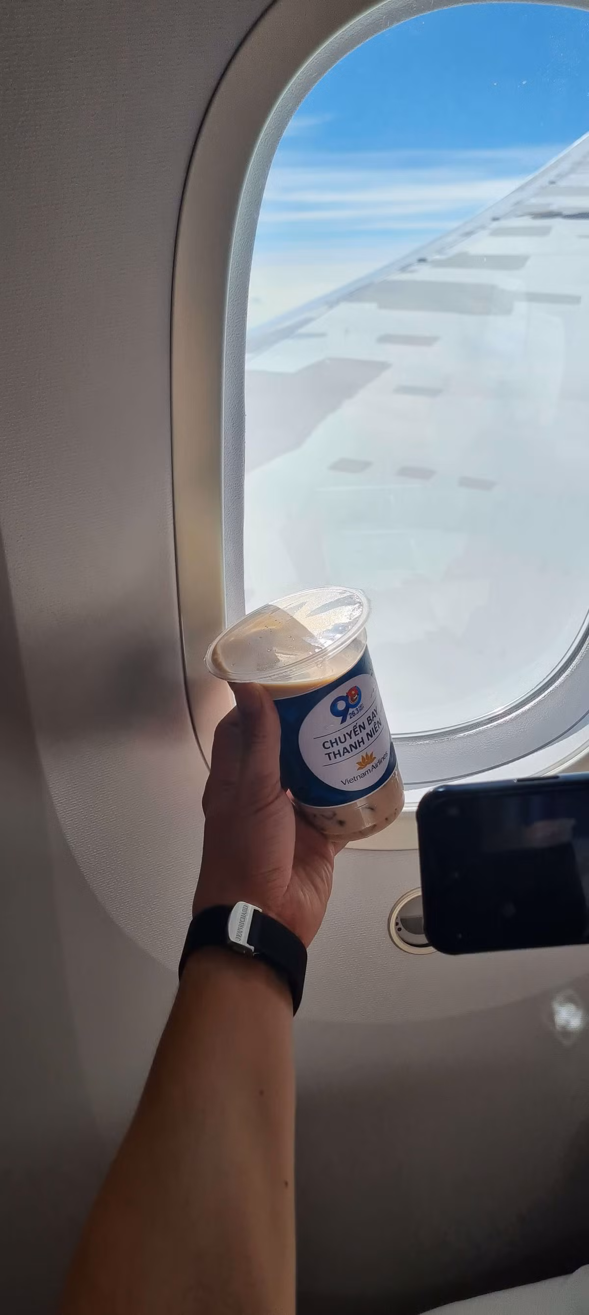 Mới đây, trên trang cá nhân của nhiều bạn trẻ mê trà sữa trân châu những bức ảnh check-in thứ đồ uống này trên "9 tầng mây" khiến nhiều người tò mò.