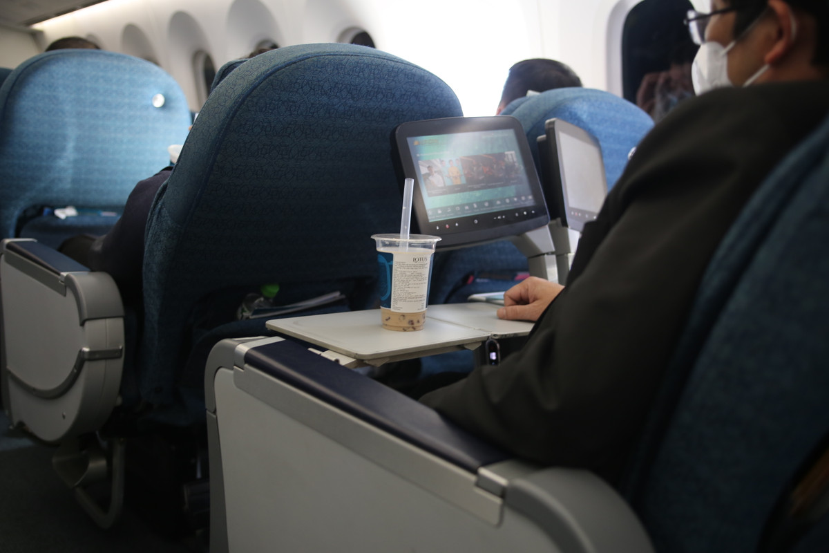 Đại diện hãng Hàng không cũng cho biết thêm, để ly trà sữa tới tay hành khách đảm bảo an toàn vệ sinh tuyệt đối, từ tuyển chọn nguyên liệu đầu vào từ các đơn vị được kiểm định vệ sinh an toàn thực phẩm nghiêm ngặt.