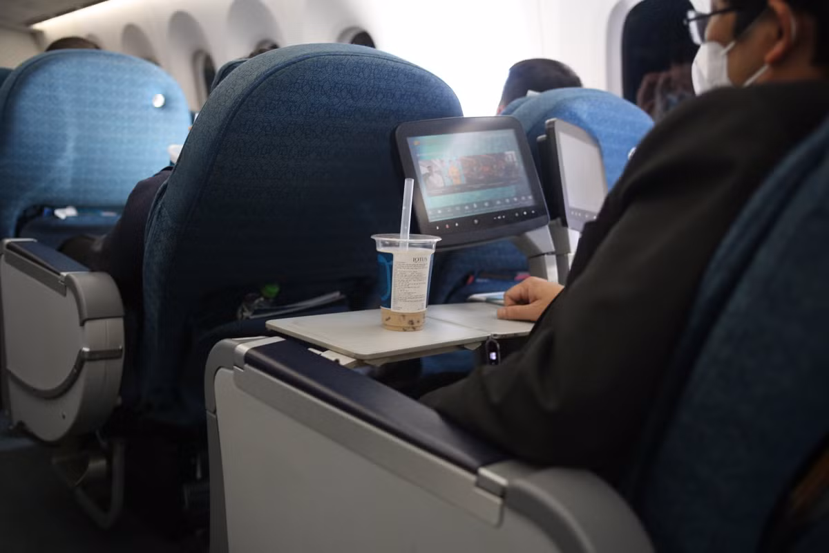 Đại diện hãng Hàng không cũng cho biết thêm, để ly trà sữa tới tay hành khách đảm bảo an toàn vệ sinh tuyệt đối, từ tuyển chọn nguyên liệu đầu vào từ các đơn vị được kiểm định vệ sinh an toàn thực phẩm nghiêm ngặt.