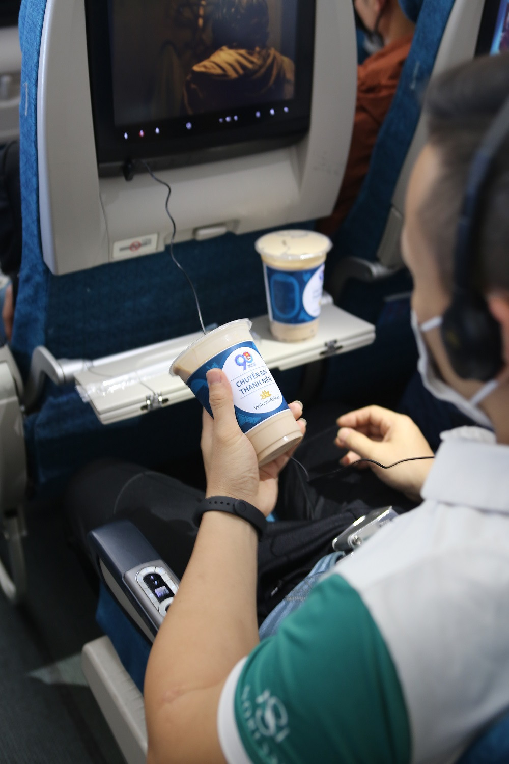 Điểm độc đáo trên các chuyến bay này là toàn bộ hành khách được tặng trà sữa trân châu như một món quà đặc biệt từ Đoàn Thanh niên hãng Hàng không.