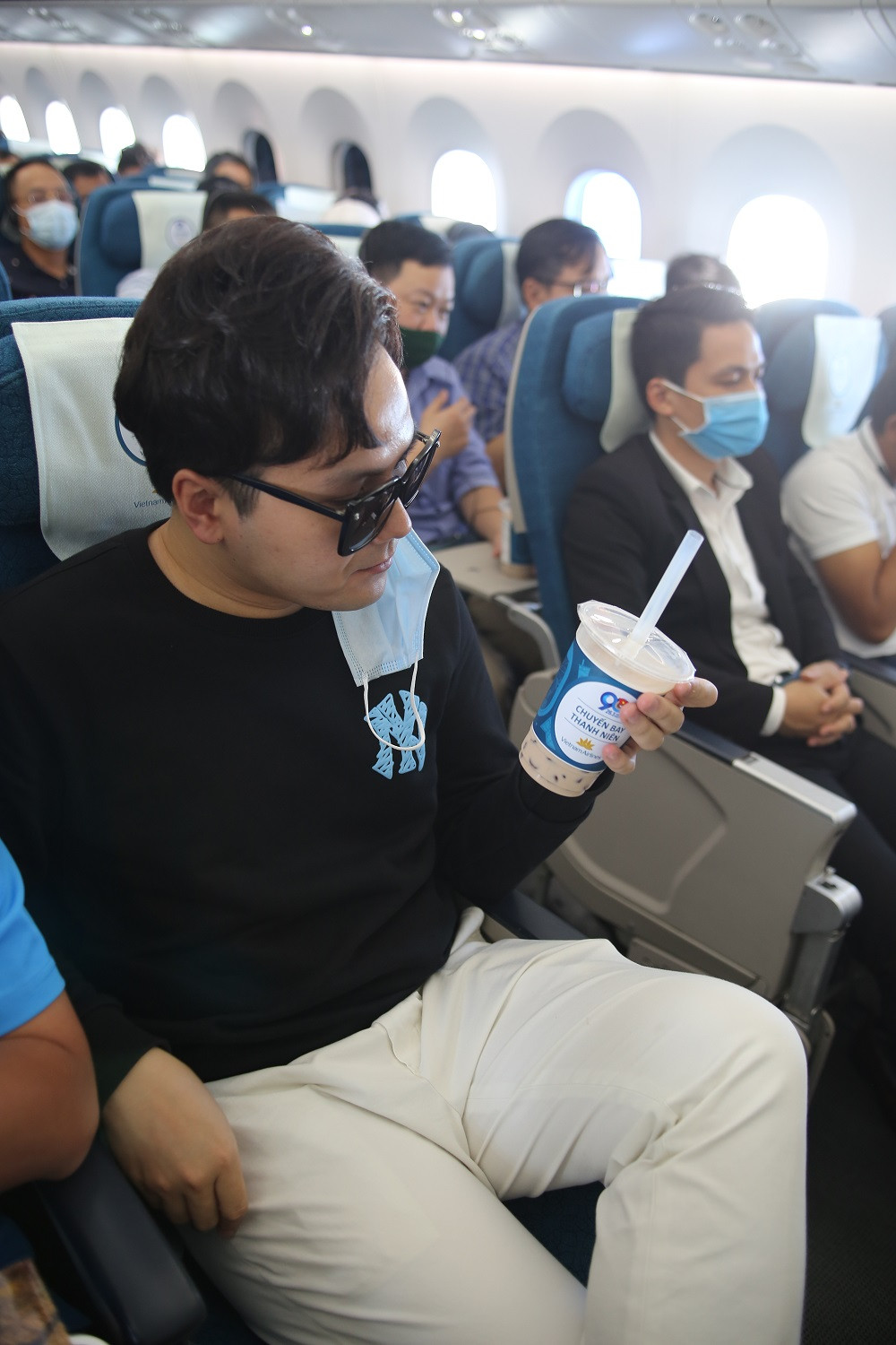 Dưới những bức ảnh check-in sang chảnh trà sữa trên "9 tầng mây" của các bạn trẻ , nhiều thành viên trên mạng xã hội bày tỏ sự thích thú.