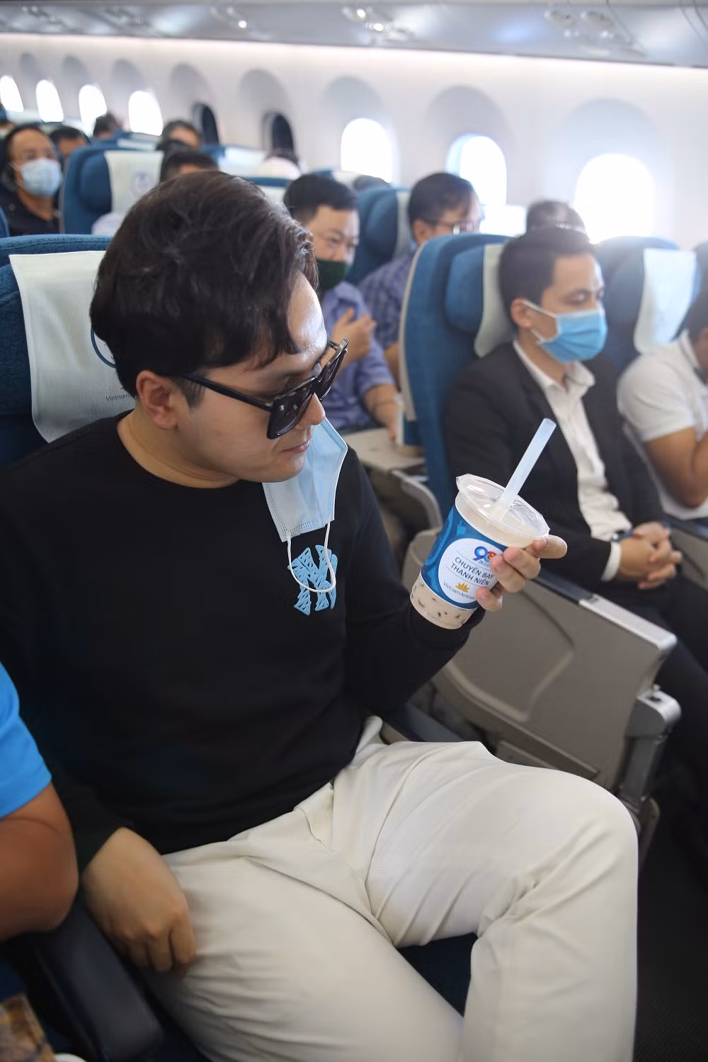 Dưới những bức ảnh check-in sang chảnh trà sữa trên "9 tầng mây" của các bạn trẻ , nhiều thành viên trên mạng xã hội bày tỏ sự thích thú.