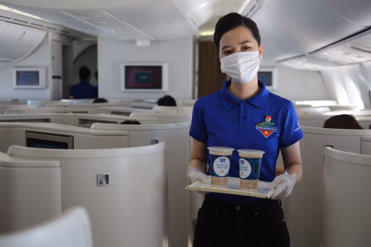 Hình ảnh tiếp viên hàng không phục vụ trà sữa trên chuyến bay thanh niên.